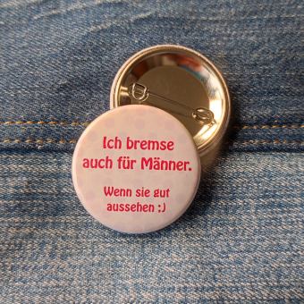 Ansteckbutton Ich bremse auch für Männer. auf Jeans mit Rückseite